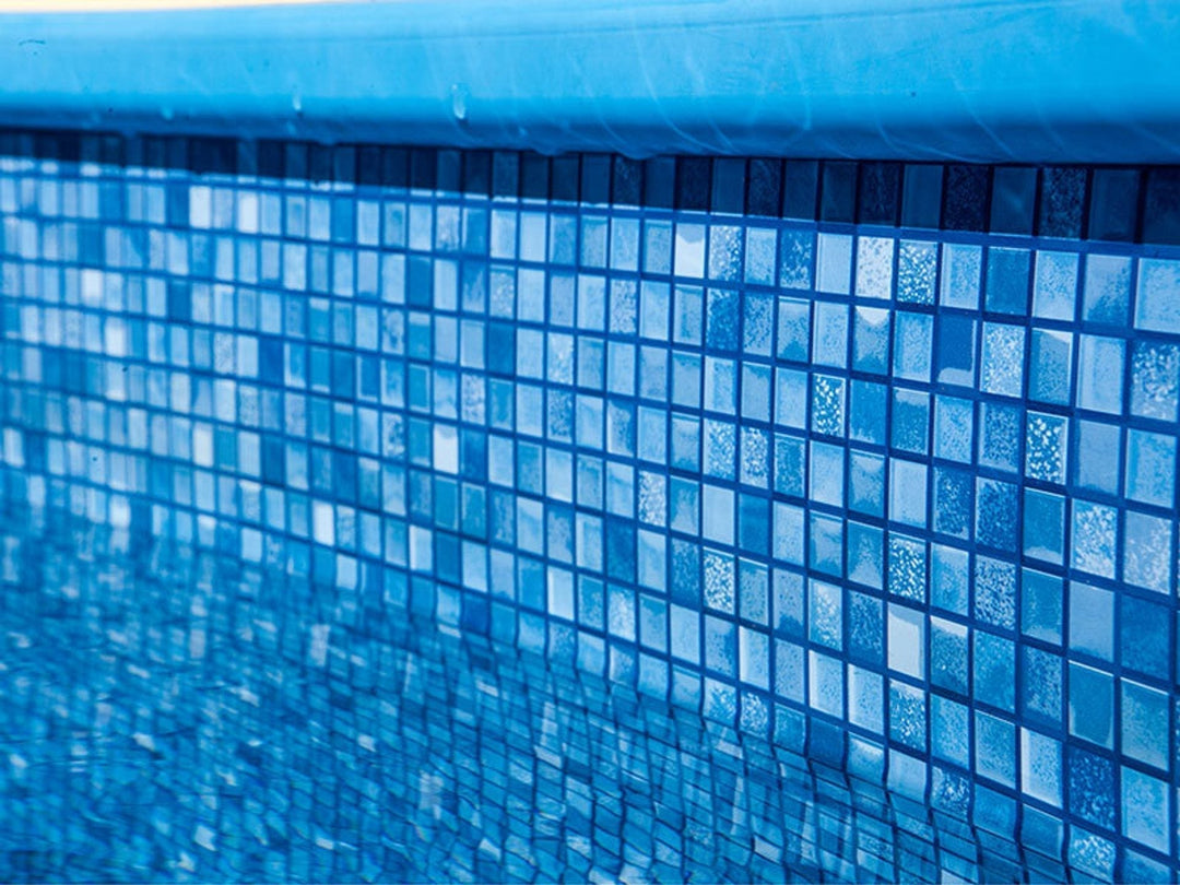 Pool i villaträdgård
