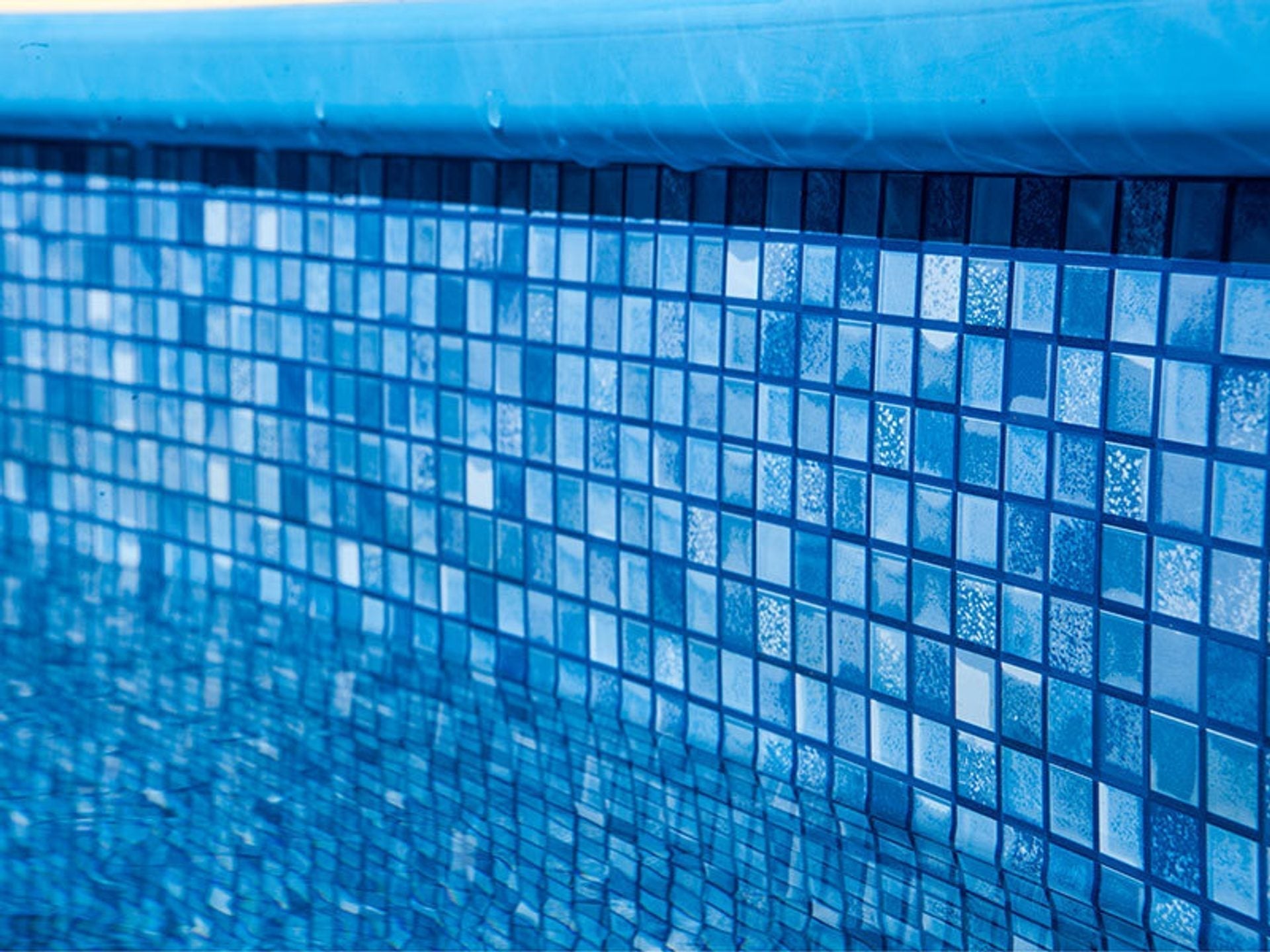 Pool i villaträdgård