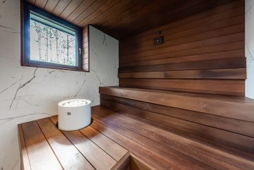 Bastupanel i mörk värmebehandlad Al