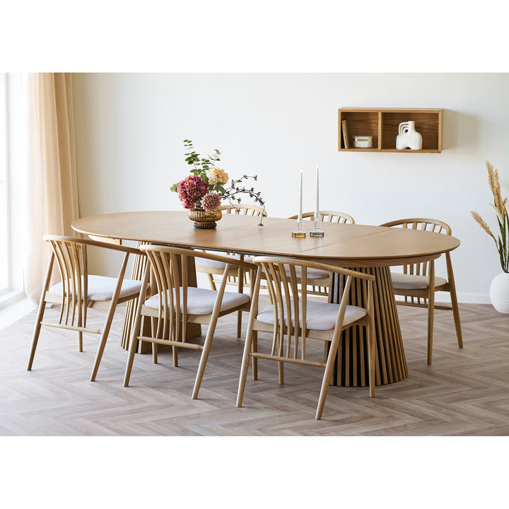 House Nordic Agustin matstol med naturfärgat trä och tygsits