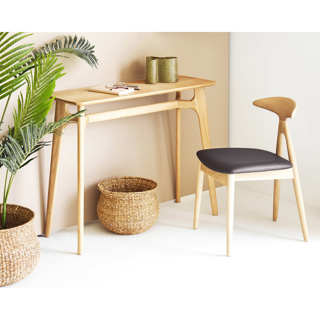 House Nordic Lanuza matstol med svart PU-sits och ek