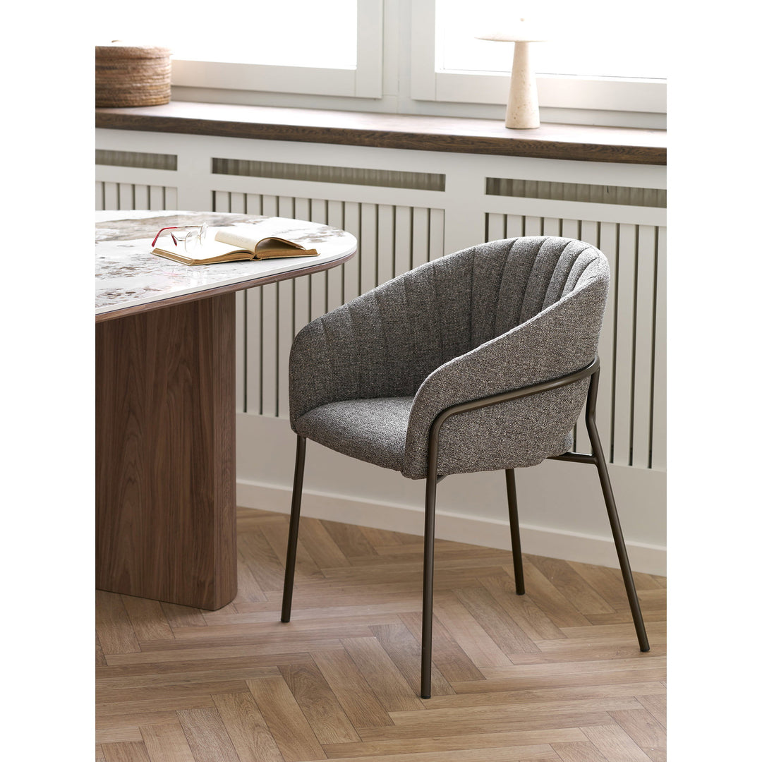House Nordic Costa mörkgrå matstol vid matplats