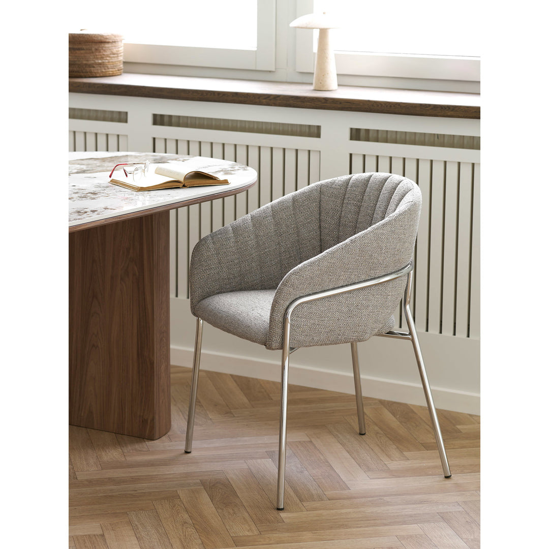 House Nordic Costa ljusgrå matstol vid matplats