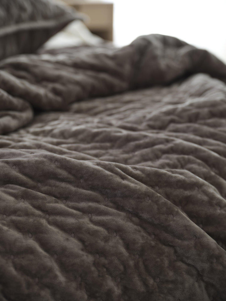 Svanefors Cia överkast Mörkbrun 180×260 cm – miljöbild