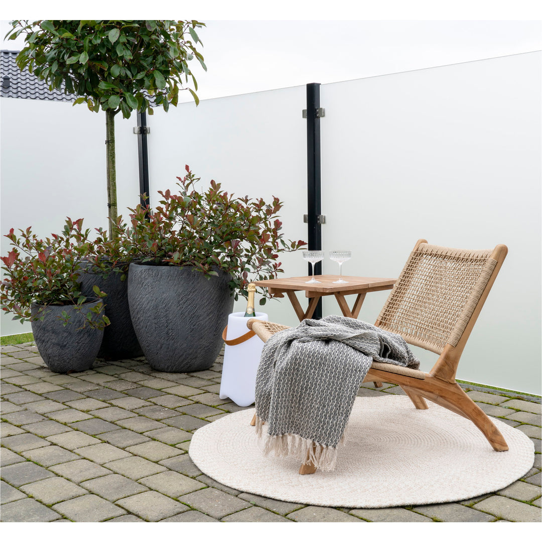 House Nordic Derby loungestol i naturfärgad teak och PE-rattan