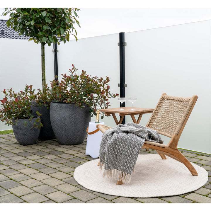 House Nordic Derby loungestol i naturfärgad teak och PE-rattan