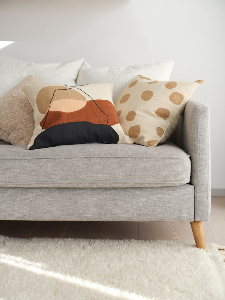Svanefors Dorte kuddfodral mellanbrun 50×50 cm – miljöbild