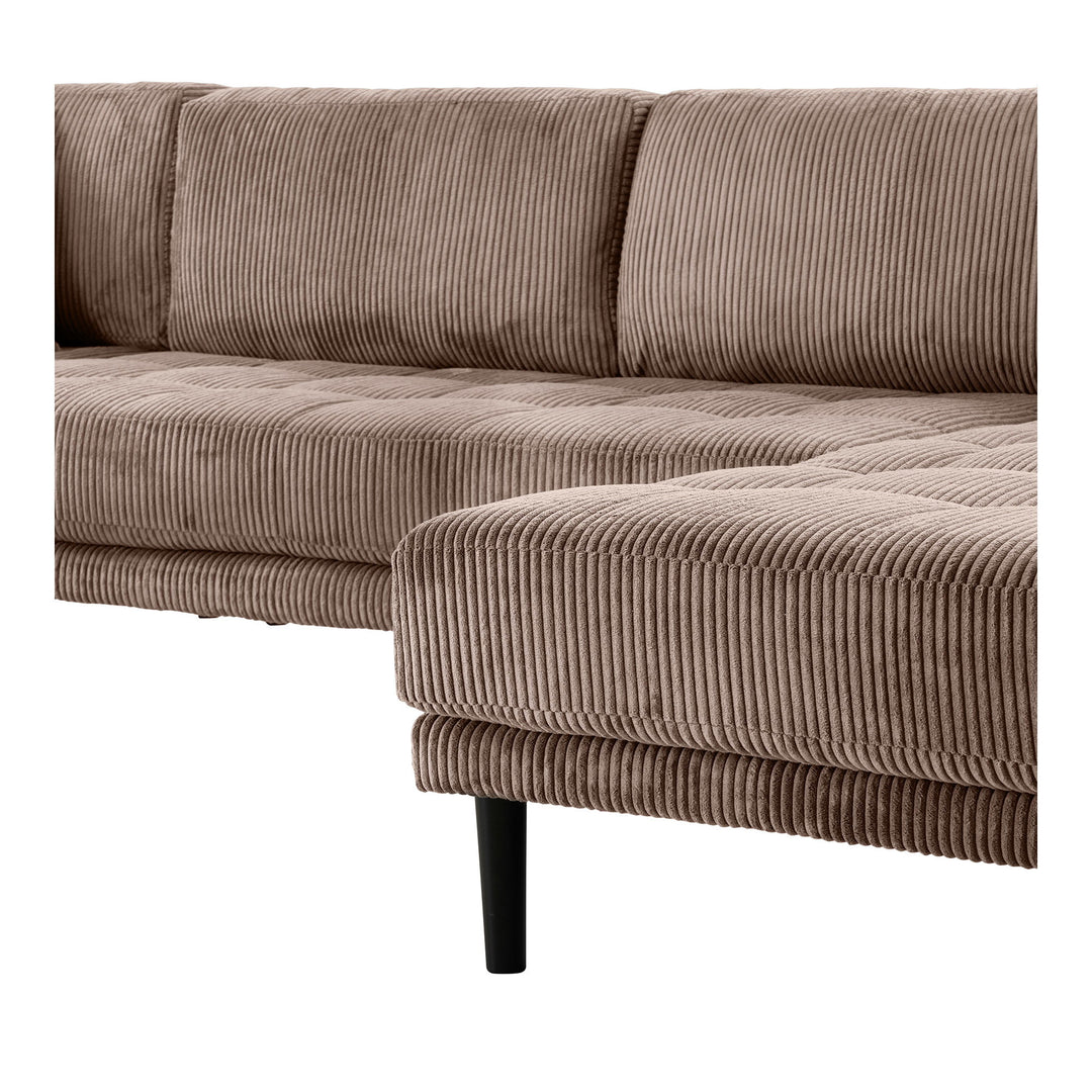 Närbild på högervänd Lido U-soffa med ribbad sits och svart soffben