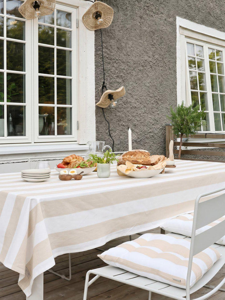 Svanefors Louise bordsduk beige 145×250 cm i miljö