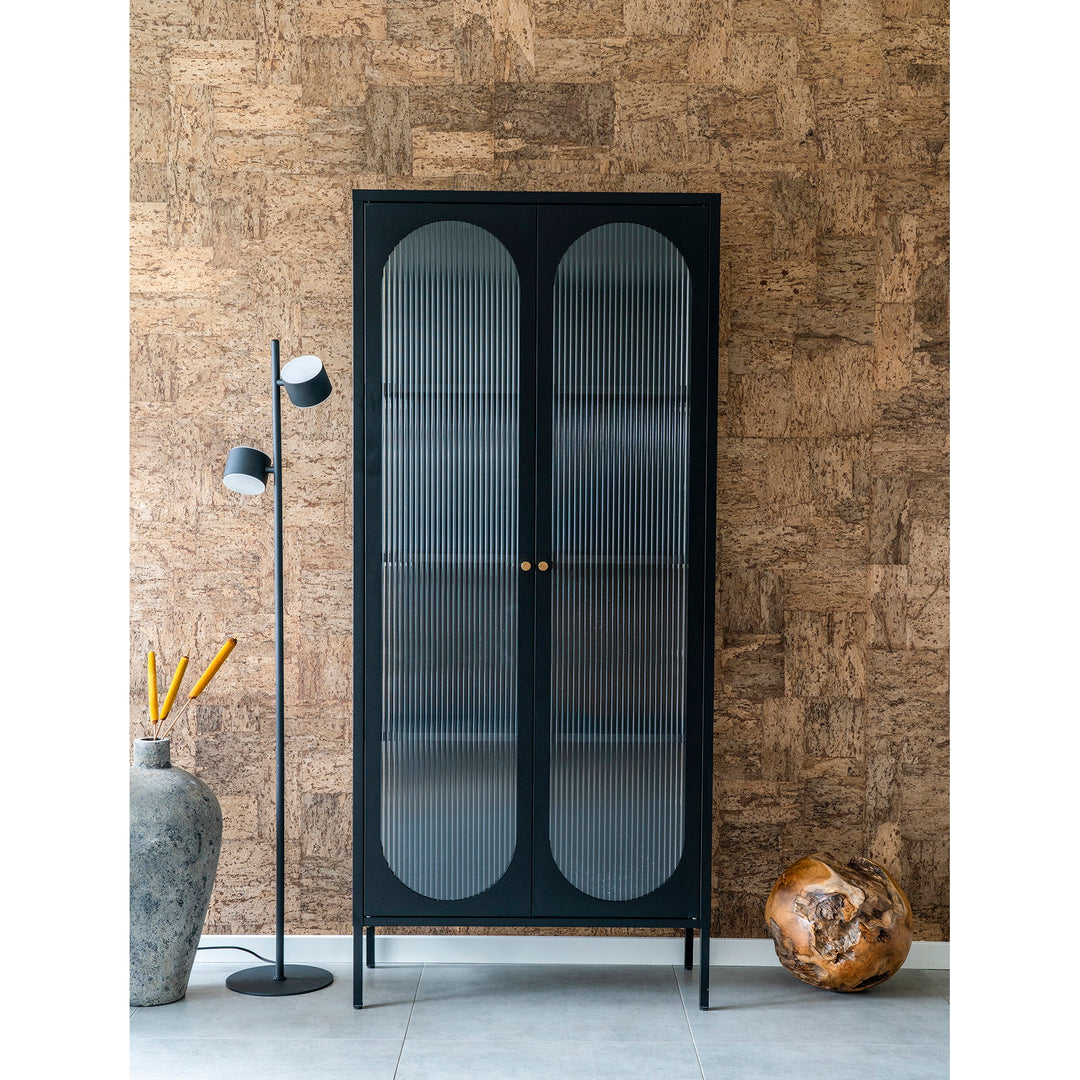 House Nordic Adelaide vitrinskåp, hög modell i svart stål och räfflat glas