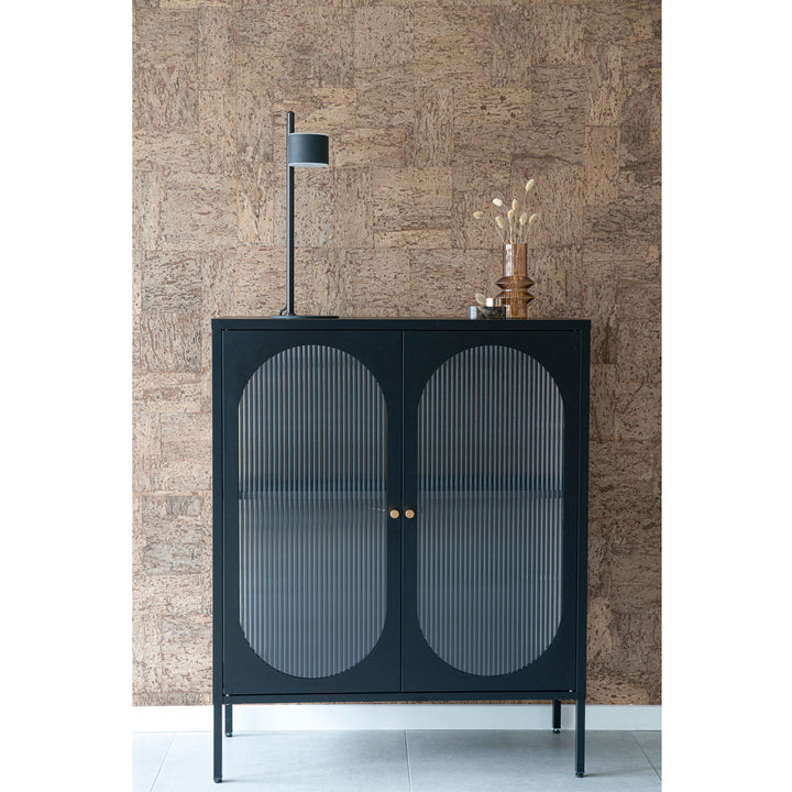 House Nordic Adelaide vitrinskåp, låg modell i svart stål och räfflat glas
