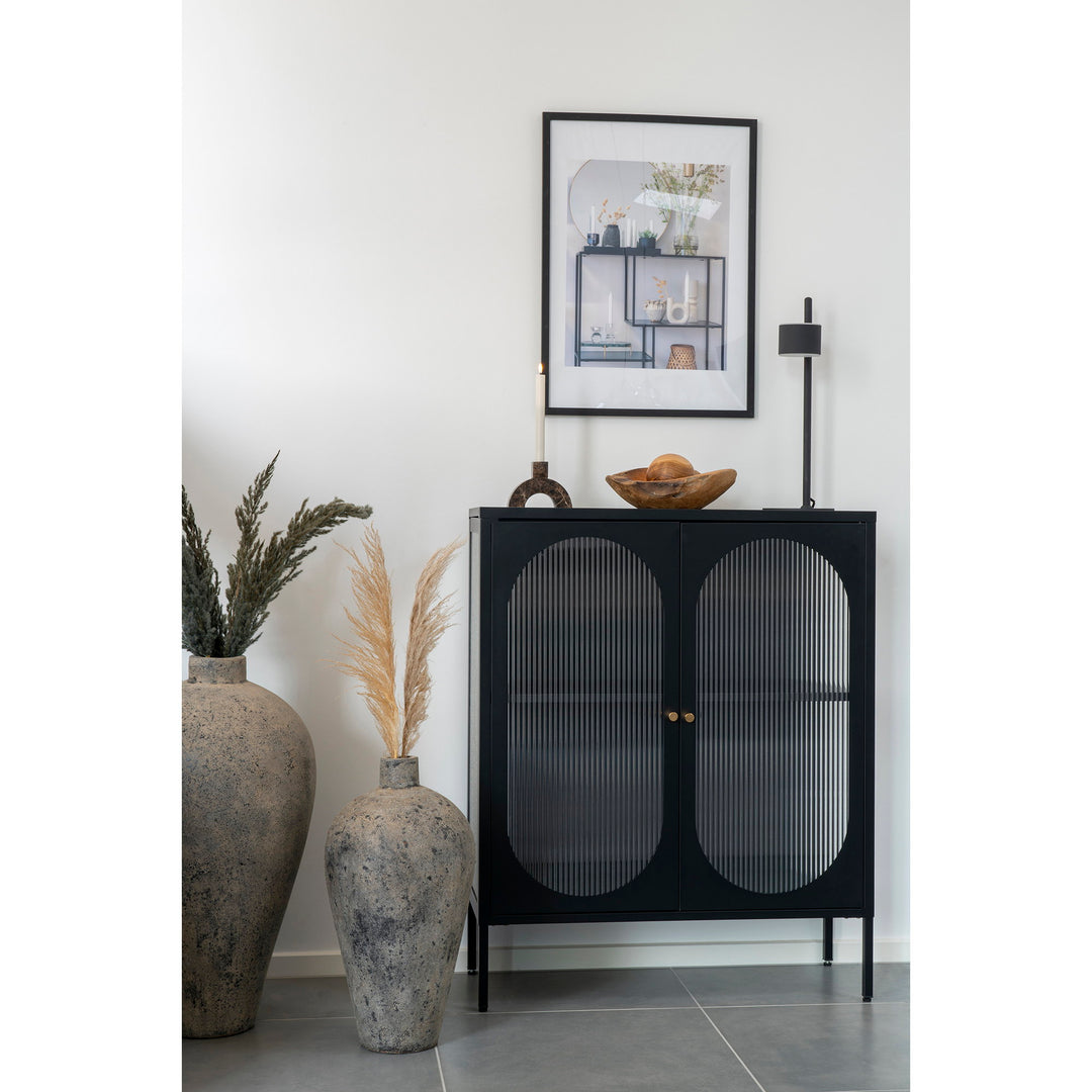 House Nordic Adelaide vitrinskåp, låg modell i svart stål och räfflat glas