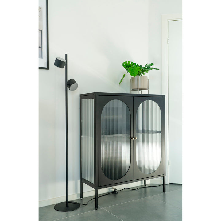 House Nordic Adelaide vitrinskåp, låg modell i svart stål och räfflat glas