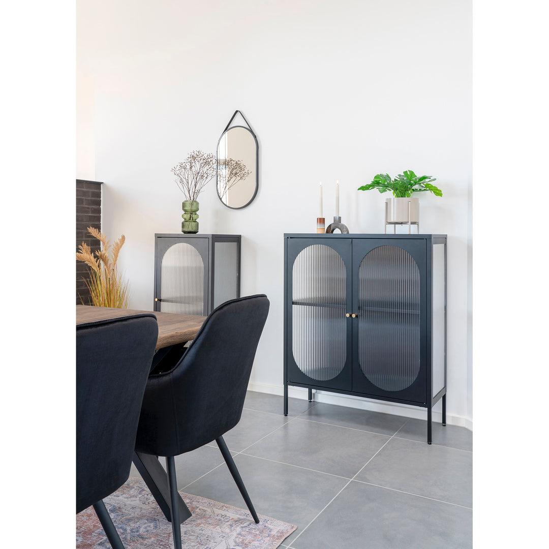 House Nordic Adelaide vitrinskåp, låg modell i svart stål och räfflat glas