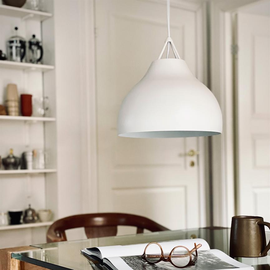 Dyberg Larsen Pyra Ø29 vit taklampa i miljö