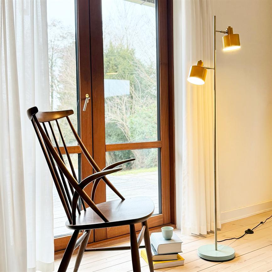 Dyberg Larsen Ocean golvlampa curry/mässing/turkos – miljöbild
