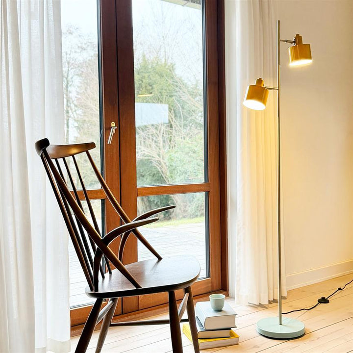 Dyberg Larsen Ocean golvlampa curry/mässing/turkos – miljöbild