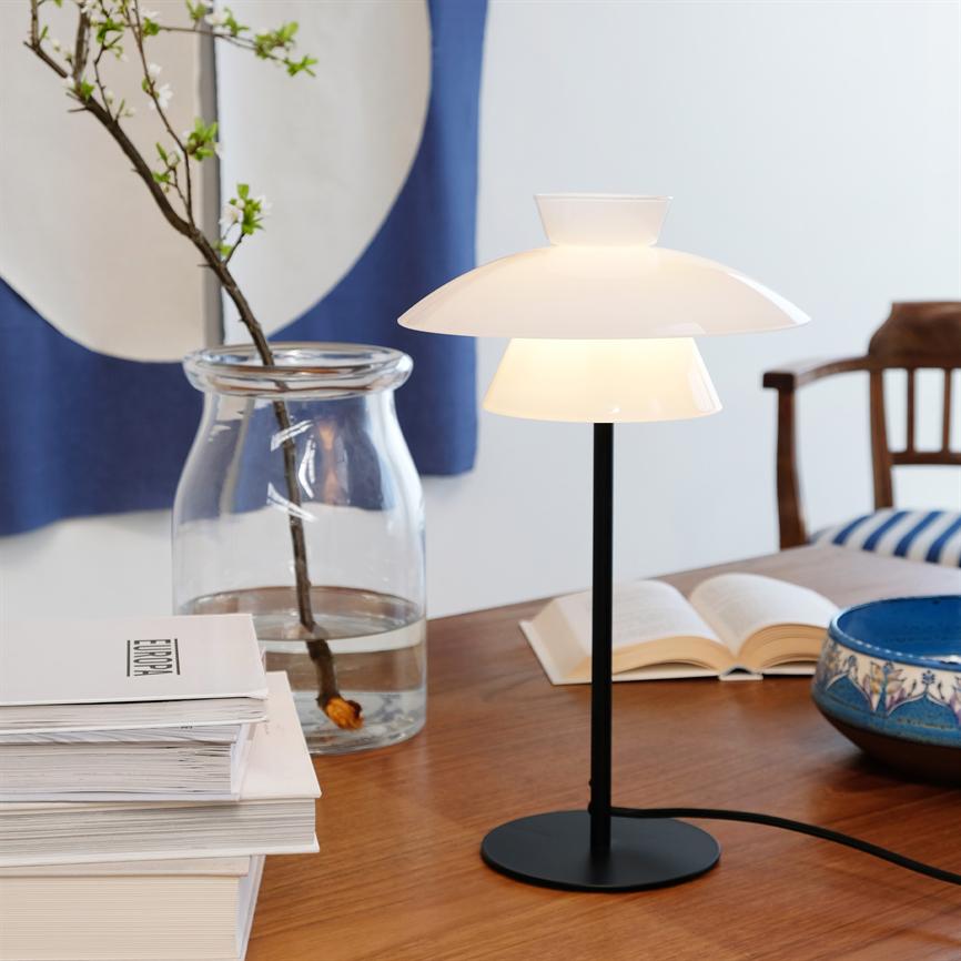 Dyberg Larsen Valby bordslampa opal/svart i miljö