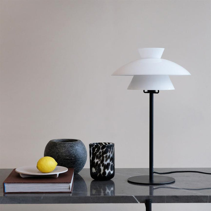Dyberg Larsen Valby bordslampa opal/svart – detaljvy
