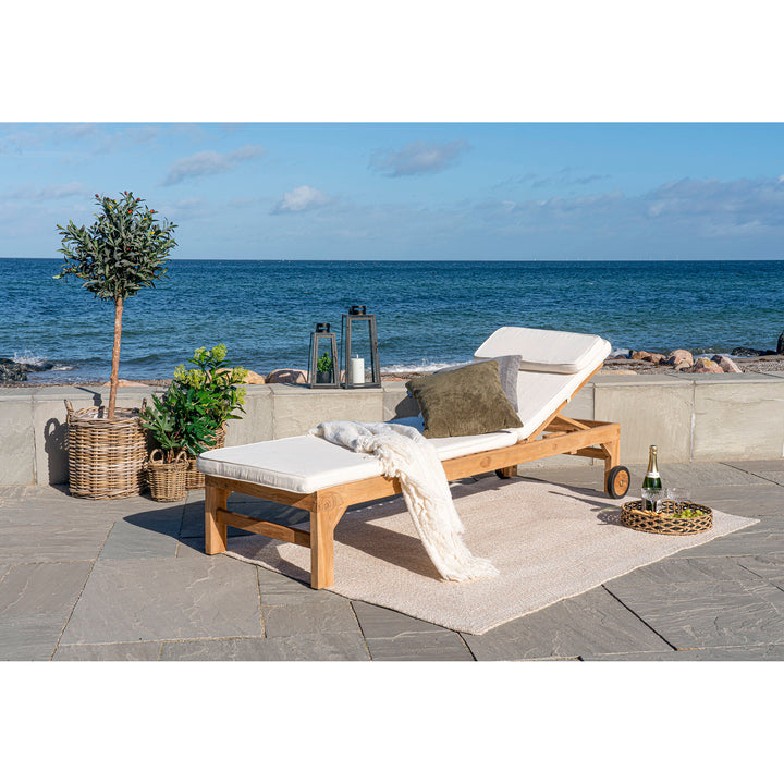 House Nordic Andorra solsäng i teak med vit dyna