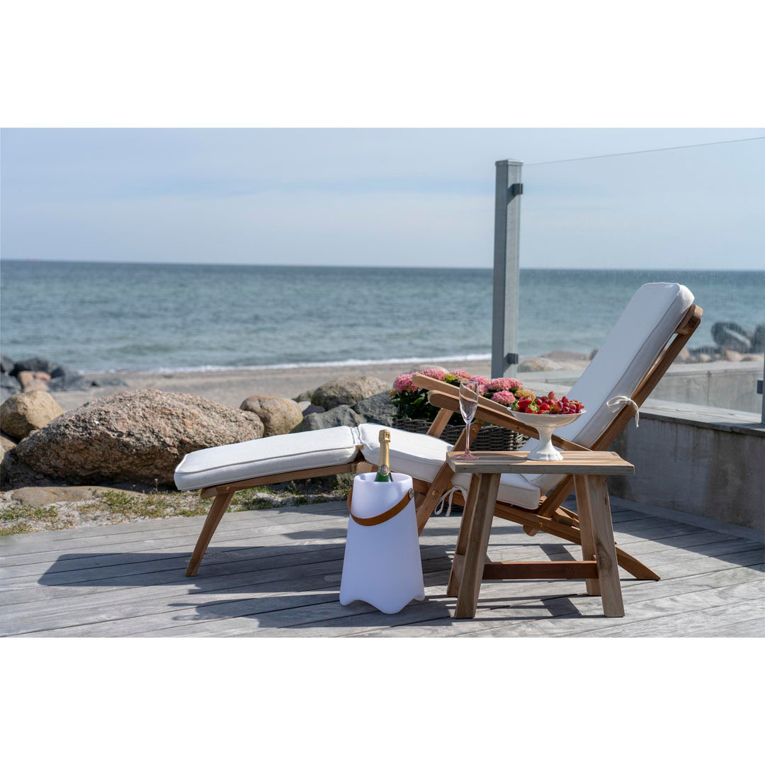 House Nordic Arrecife solstol i teak med vit dyna