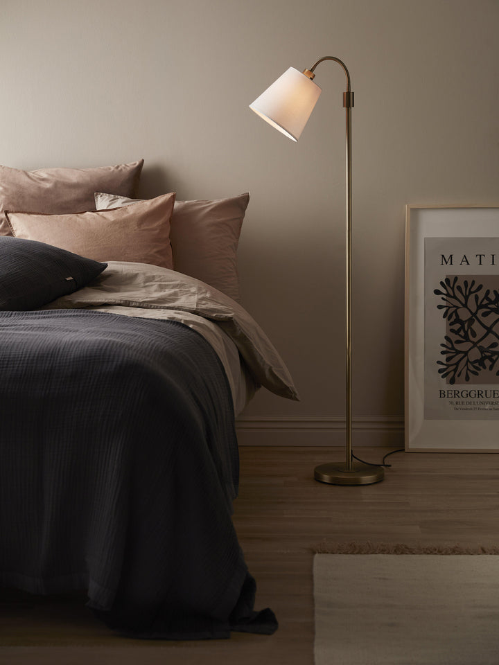 PR Home Amy golvlampa 1-arm antikmässing 150 cm i miljö