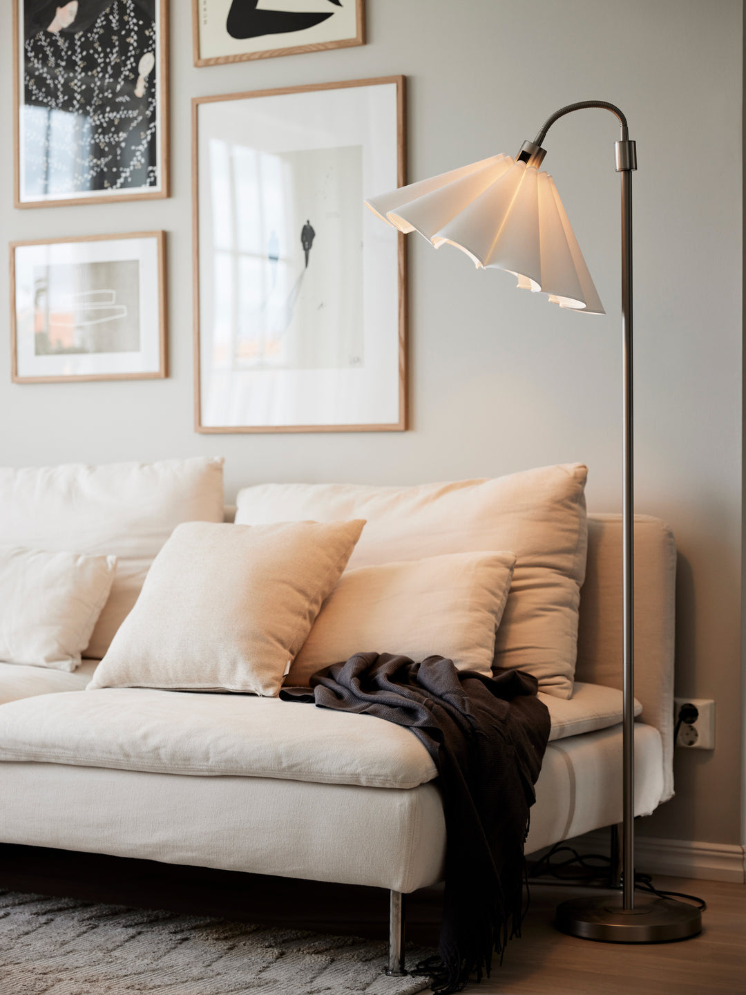 PR Home Amy golvlampa krom i inredd miljö