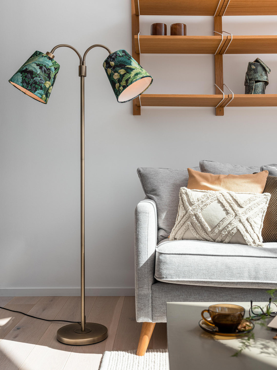 PR Home Amy golvlampa 2-arm antikmässing miljöbild