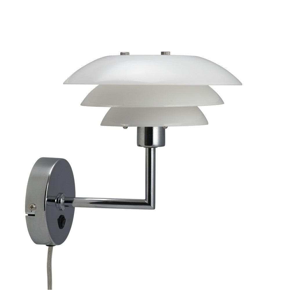 Dyberg Larsen Vägglampa DL20 Opal/Krom SKU DYB-8205 EAN 5704709082057