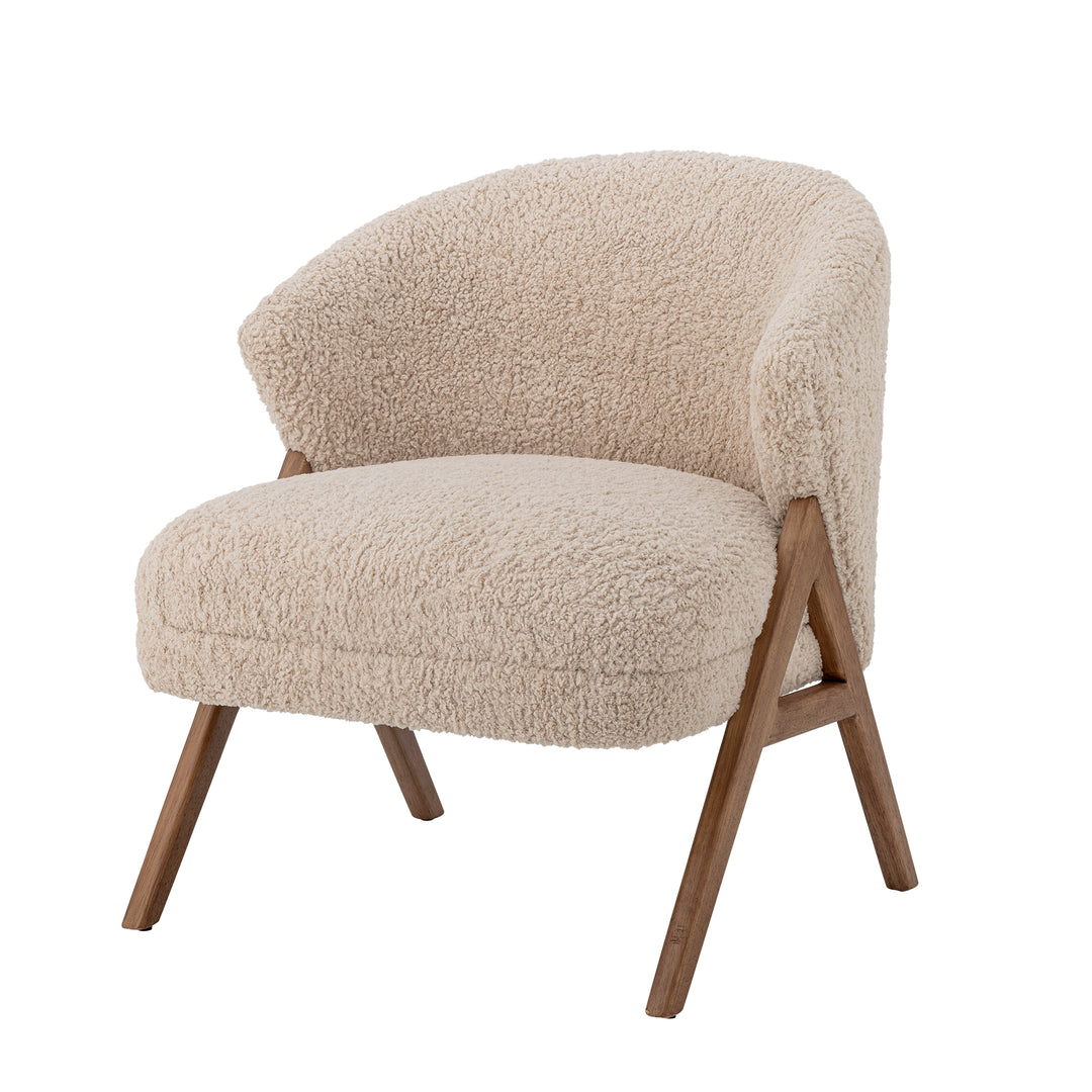 Bloomingville Camino beige loungefåtölj i teddyfleece med brunlackerade träben, snett framifrån