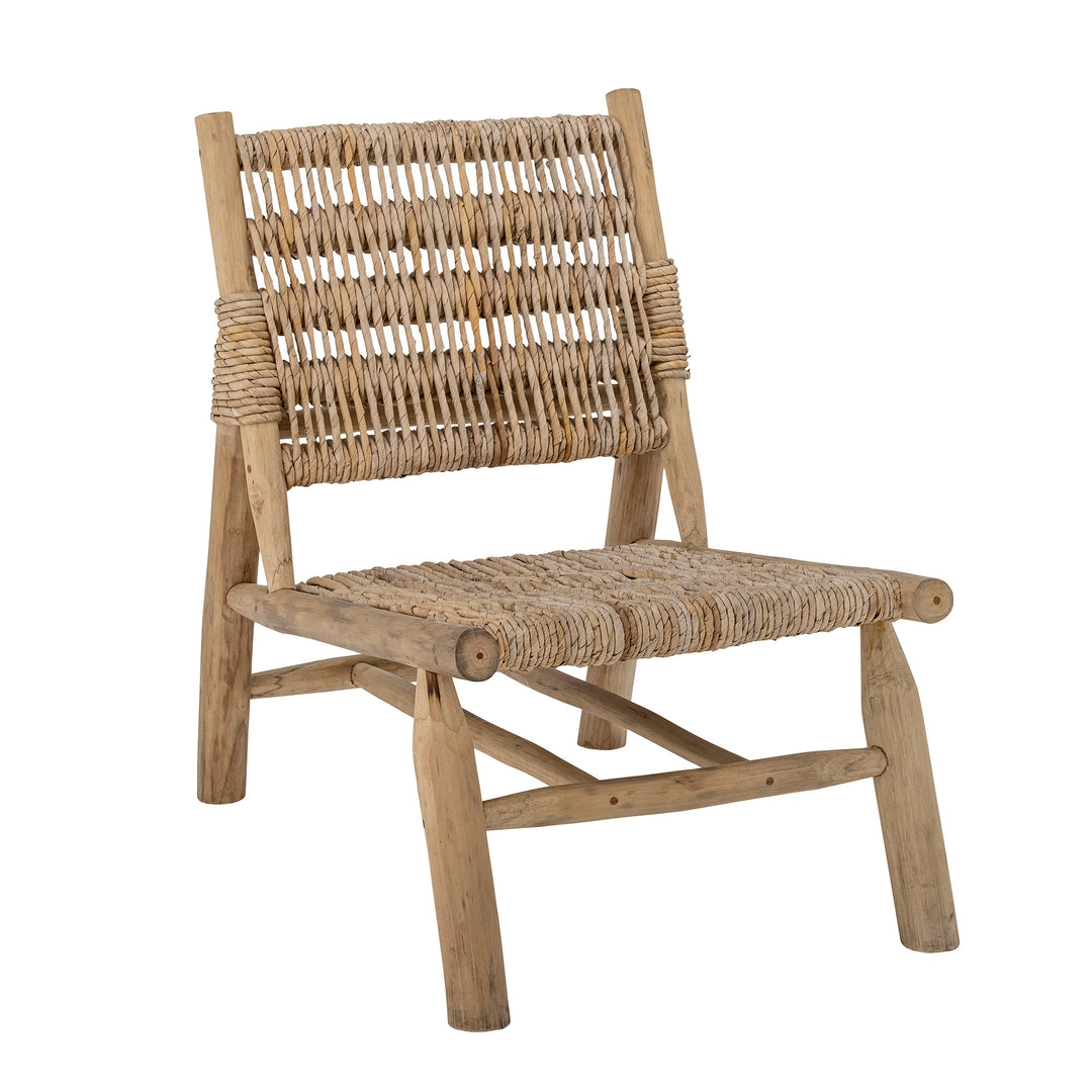 Ruthy loungefåtölj av teak och bananblad snett från sidan med synlig flätad sits och rygg