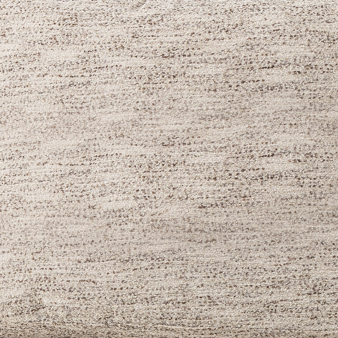 Närbild av Karels ljusmelerade flatvävda tyg i beige och grå nyanser