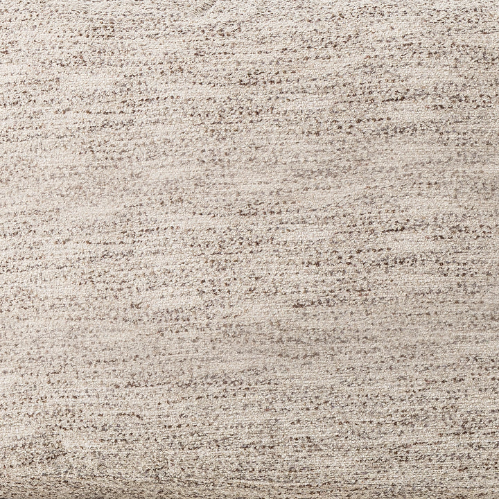 Närbild av Karels ljusmelerade flatvävda tyg i beige och grå nyanser