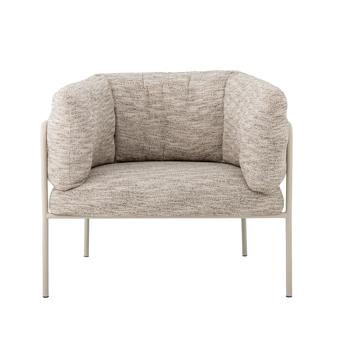 Bloomingville Karel naturbeige gråmelerad loungefåtölj med rundade kuddar och ljusa järnben, framifrån