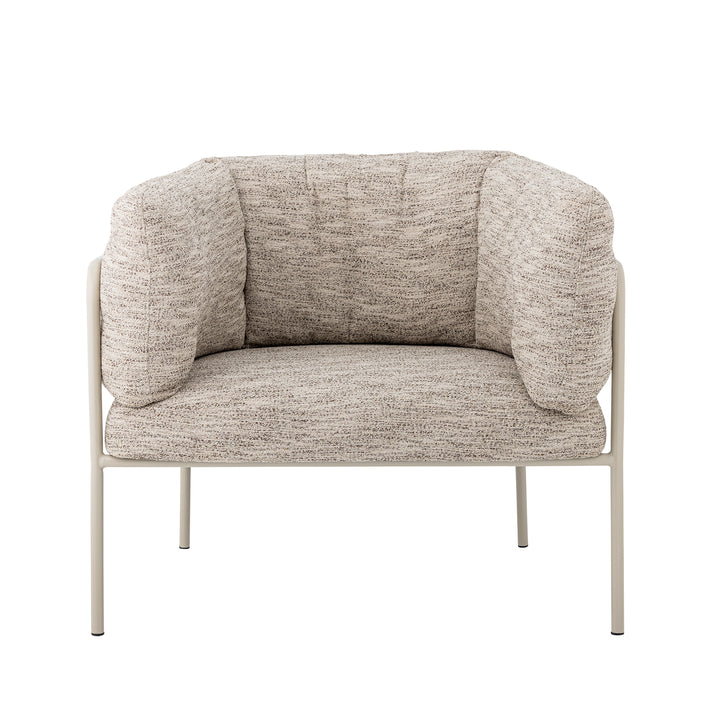 Bloomingville Karel naturbeige gråmelerad loungefåtölj med rundade kuddar och ljusa järnben, framifrån