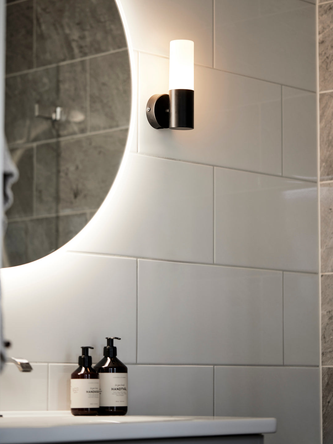 PR Home Beta vägglampa mattsvart i badrumsmiljö