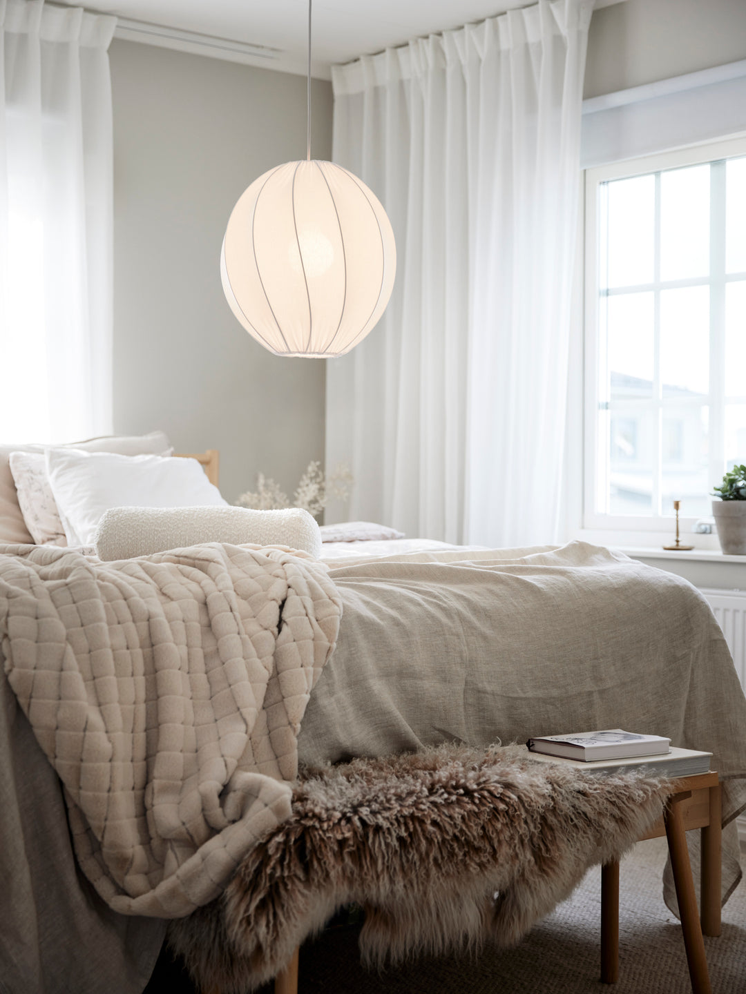 PR Home Olivia taklampa Twist vit 35 cm i sovrumsmiljö