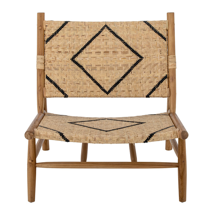 Creative Collection Lennox loungestol i teak med naturfärgad och svartmönstrad rottingsits och rygg, framifrån