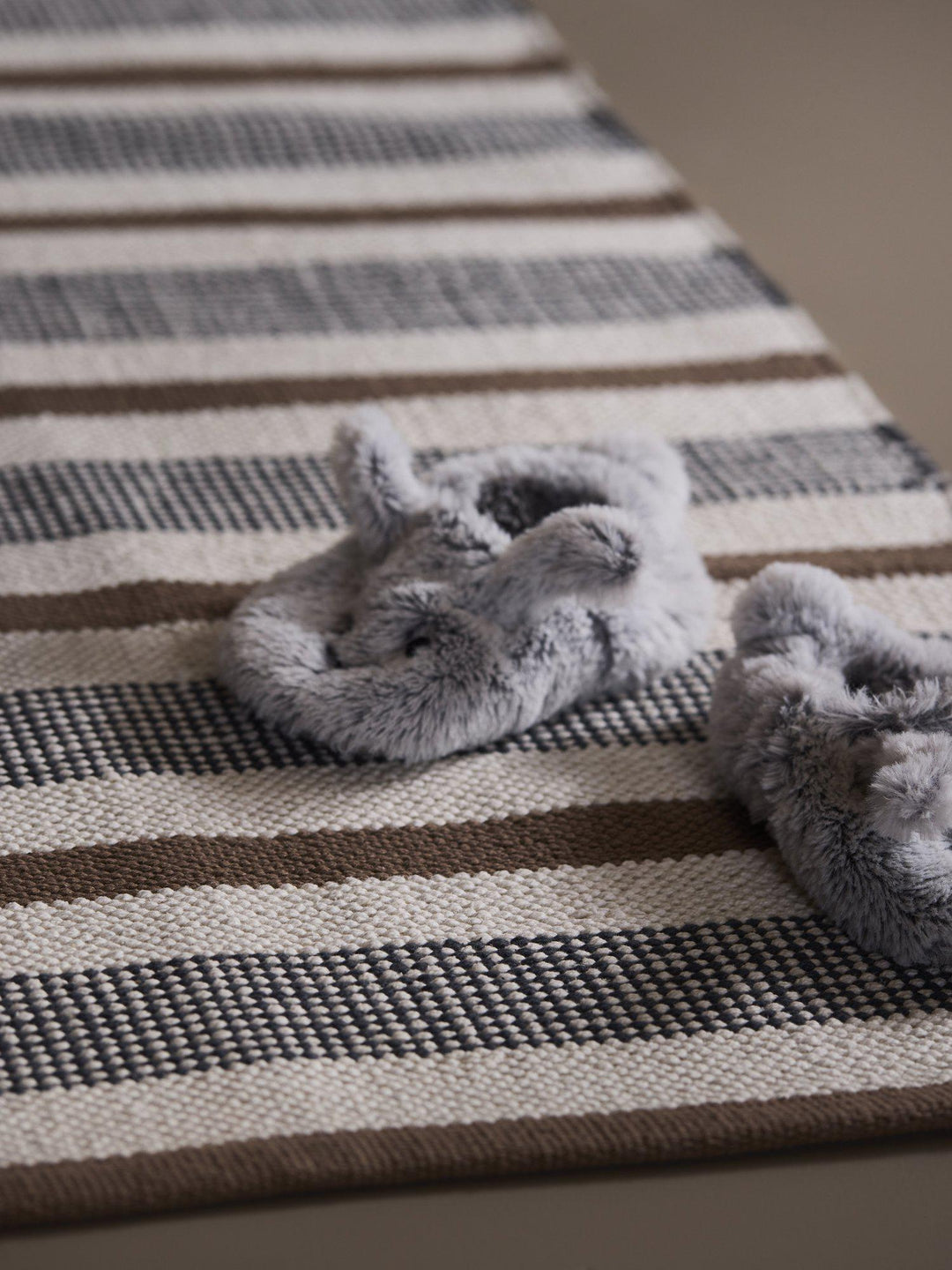 Svanefors Neo bomullsmatta Nougat 60×90 cm i miljö