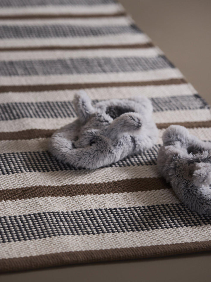 Svanefors Neo bomullsmatta Nougat 60×90 cm i miljö