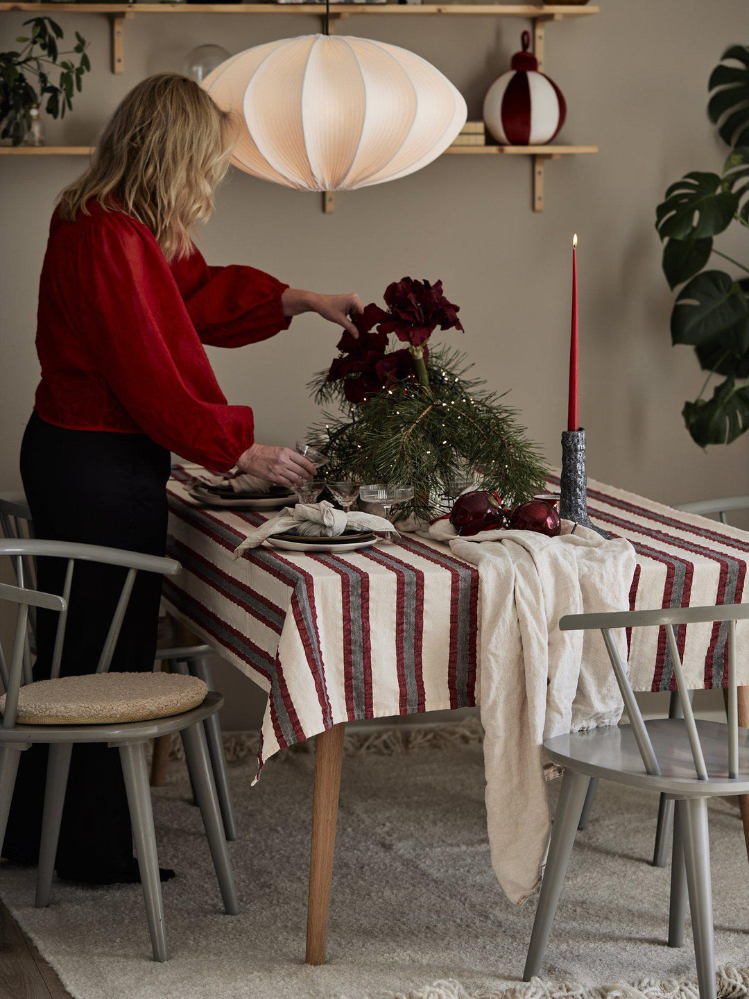 Svanefors Lollo bordsduk Röd 145×280 cm i miljö