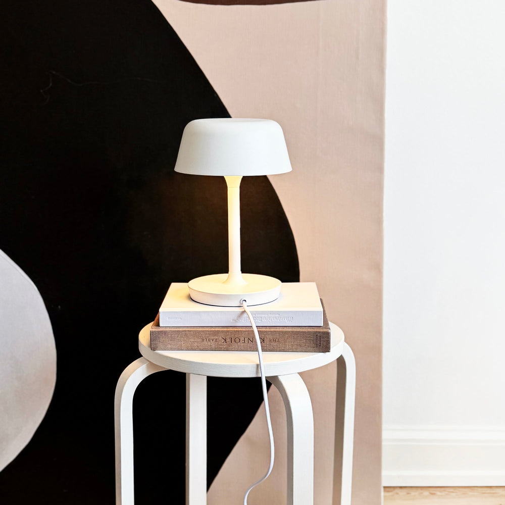 Dyberg Larsen Valencia bordslampa vit i miljö