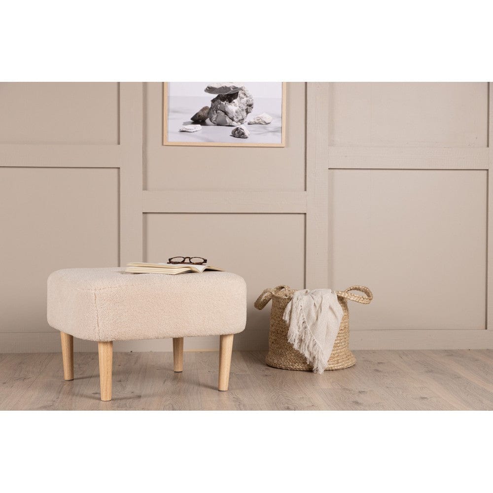 Salina Fleece sittpuff från Venture Home med dekorativa trädetaljer