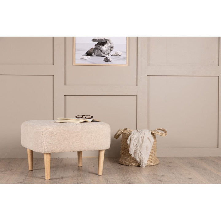 Salina Fleece sittpuff från Venture Home med dekorativa trädetaljer