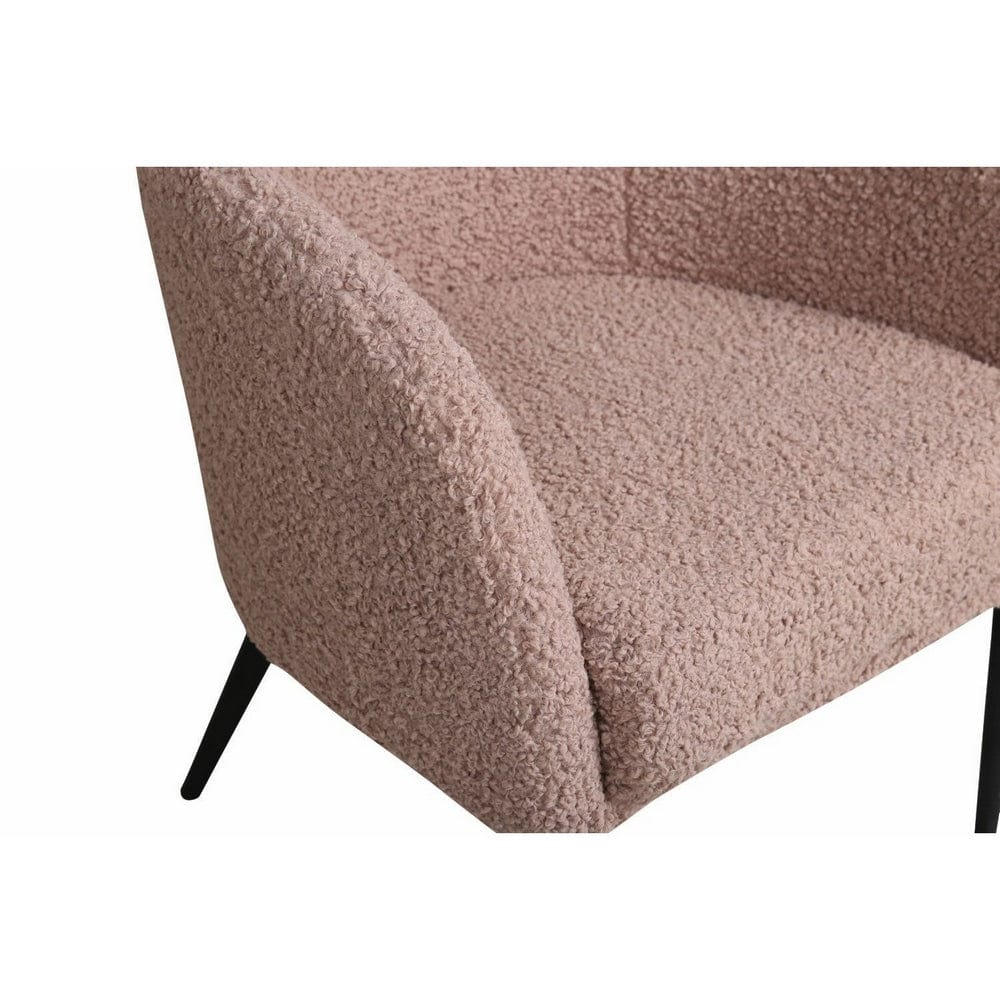 Detalj av Fluffys brunbeige teddy på rundat armstöd och stoppad sits