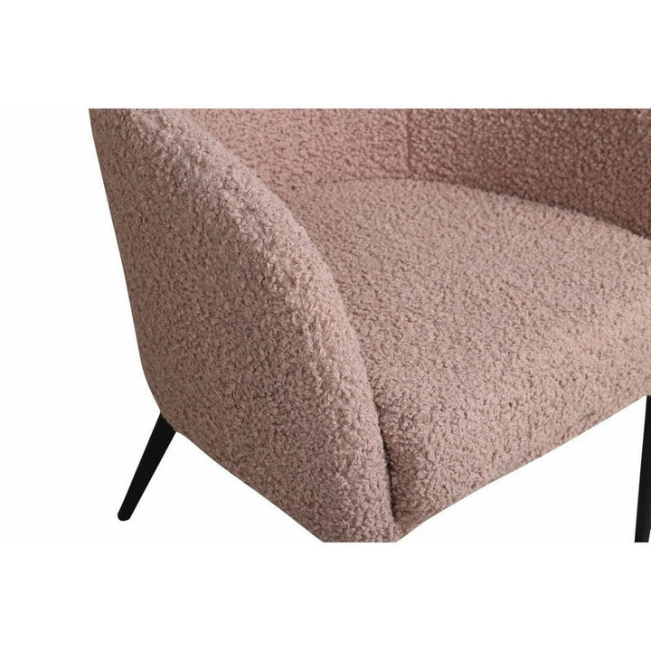 Detalj av Fluffys brunbeige teddy på rundat armstöd och stoppad sits