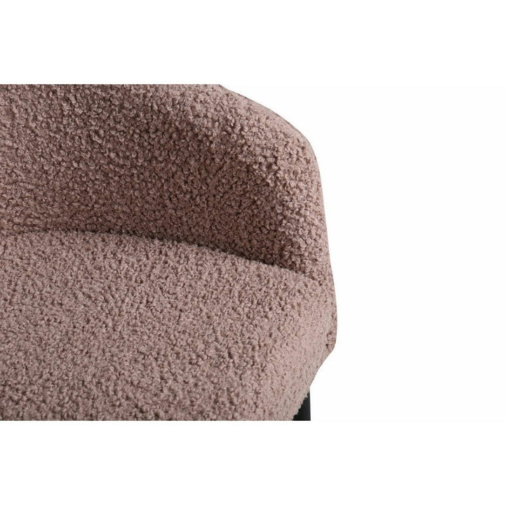 Närbild av den lurviga bruna teddyn på Fluffy fåtöljs rygg och sits
