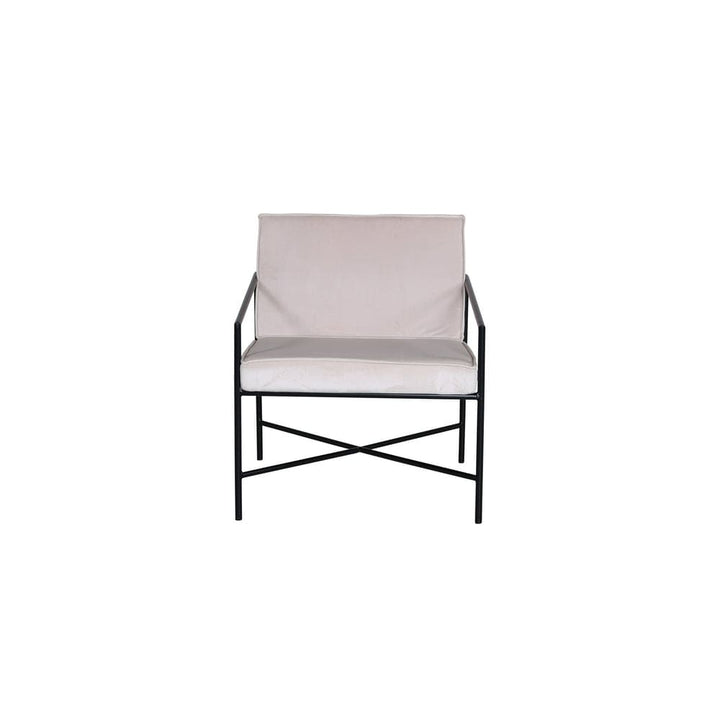 Venture Home Rakel fåtölj i beige sammet med svarta metallarmstöd, framifrån