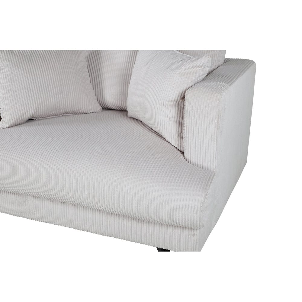 Detalj av kuddar, sits och armstöd på beige Sofia fåtölj