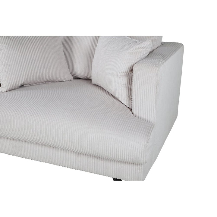 Detalj av kuddar, sits och armstöd på beige Sofia fåtölj